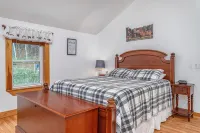 Beautiful Waterfront , four season home on charming Crescent Lake! - 3-Star