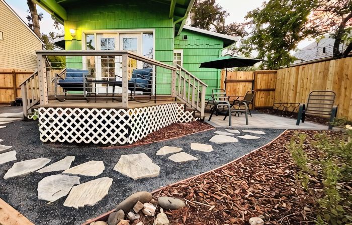The Shamrock Creekside Cottage- ONE BLOCK FROM DOWNTOWN & on the CREEK!