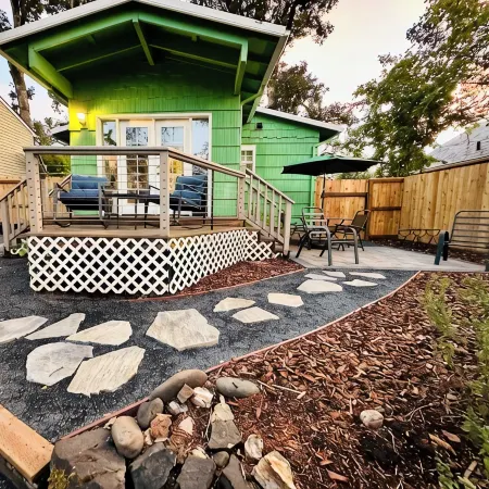 The Shamrock Creekside Cottage- ONE BLOCK FROM DOWNTOWN & on the CREEK!