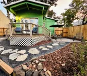 The Shamrock Creekside Cottage- ONE BLOCK FROM DOWNTOWN & on the CREEK! - Wifi