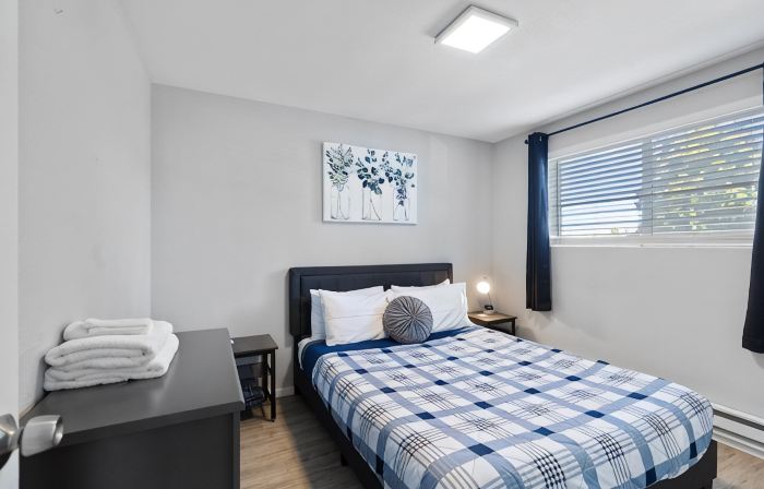 Beautiful remodeled 2 bedroom, walking distance from Downtown with AC