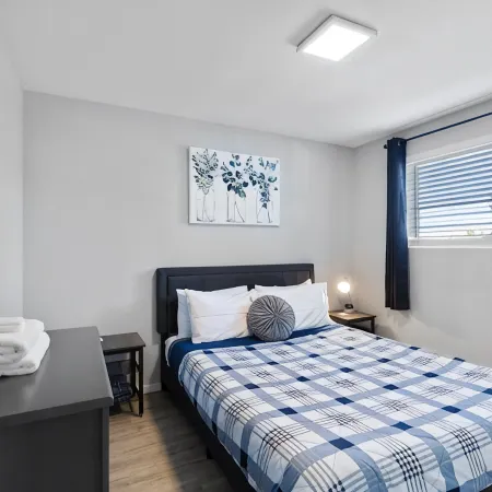 Beautiful remodeled 2 bedroom, walking distance from Downtown with AC
