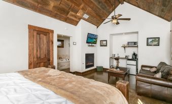 Stonebridge 2: 2 Blocks to Main, Shared Hot Tub
