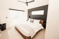 NEW- Modern Home Close to Downtown - Hot Tub! - balcony