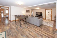 Rustic Luxury with Hot Tub and Spa Room! Large 4 Bedroom 2 Bath, Sleeps 12! - ジャグジー