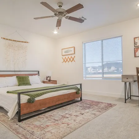Modern/Luxury Townhouse- HOT TUB - Sleep up to 8!