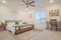 Modern/Luxury Townhouse- HOT TUB - Sleep up to 8! - balcony