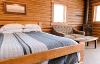 Grey Wolf Cabin #6 at Gallatin Canyon Cabins - シャレー