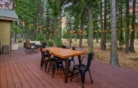 5-star family home with game room, private hot tub, summer pool, near the lake! - 4つ星