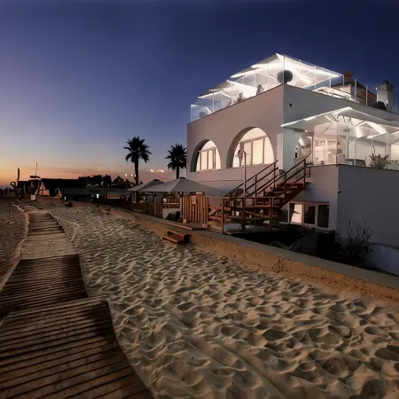 Golden Beach Guest House & Rooftop Bar