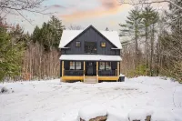 NEW Chalet 6 minutes from Sunday River! Hot tub, Sauna, Sleeps 12, Dog Friendly! - 4-Star