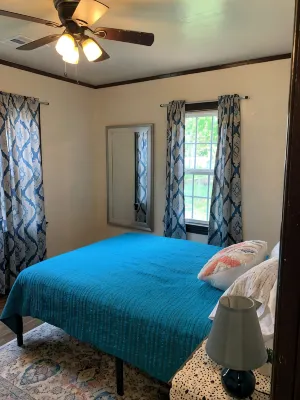 Peaceful home in town. Great location--walk downtown to stores and restaurants. - 2-Star