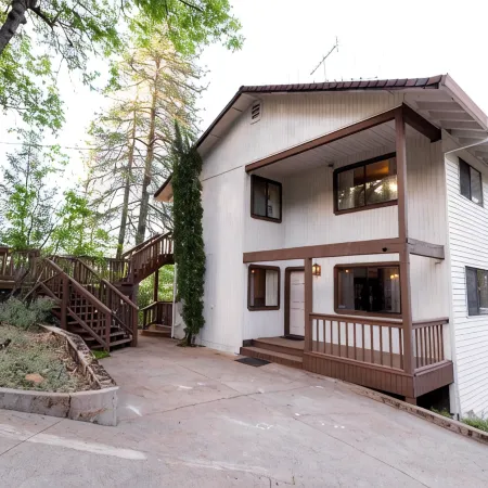 Mountain Cabin w/ Gorgeous Forest Lounge & Hot Tub
