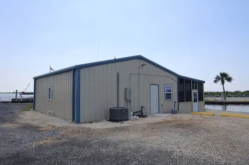 Park your boat in front of the Fishermen's Cottage! Screened in patio. - 3-Star