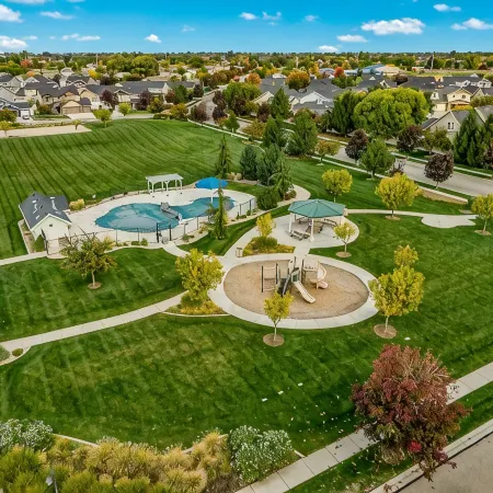 Beautiful Home with HOT TUB, COMMUNITY POOL & GAME ROOM.