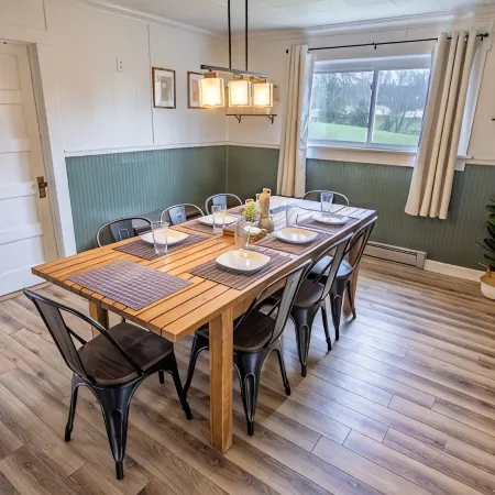 Cozy Farmhouse Gem! - 8 Min to NRG! Hot Tub/ EV Charger