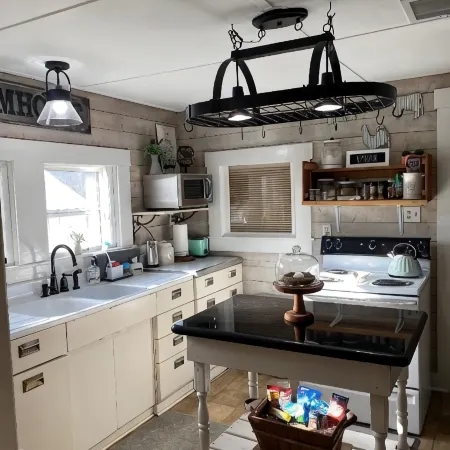 Cozy 1930's cottage WALKING distance to Old Town Tomball