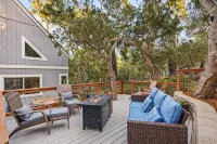 Charming Cambria Retreat w HotTub, Sleeps 8, FirePit, 5 min to Coast/Main St - con encanto
