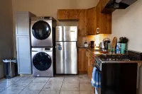 Clean & Comfy Casita with Super Fast WiFi, A/C, Private Patio and Parking. - บังกะโล