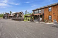 Pet Friendly Embers Ultimate Duplex, Hot Tub, Wifi, Paved Roads, Pool Access - 精品