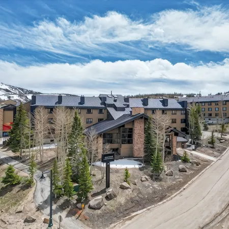 Cozy Private King Suite with Unbeatable Amenities and View in Cedar Breaks Lodge