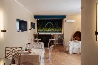 Kira Suite and Rooms - breakfast
