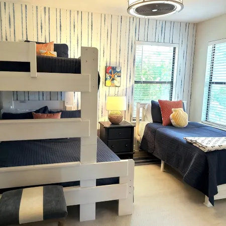 Great Location-Close to Everything. Perfect Fall/Winter Escape with Heated Pool!