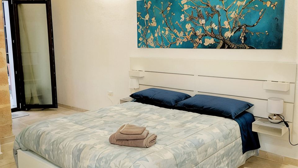 "Casa Mimà": characteristic architecture of the historic center with a modern style.
