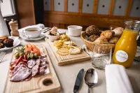 Hotel Dvor Jezersek Brnik - breakfast