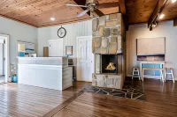 The Lighthouse Inn & Suites - Parking