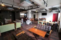 เรด เฮลเม็ท เฮาส์แอนด์สปอร์ทส์ คาเฟ่ บาร์ ฮิโรชิมะ - โฮสเทล - 2 ดาว
