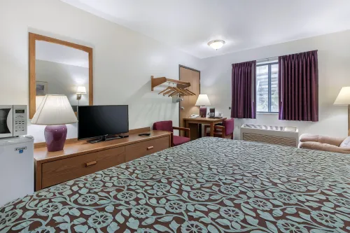 Econo Lodge Oacoma - parking
