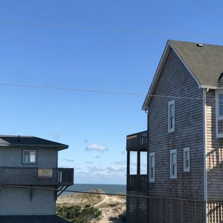 Steps to the Beach Pet friendlyHouse. Pool & hot tub! 3 minute walk to beach!