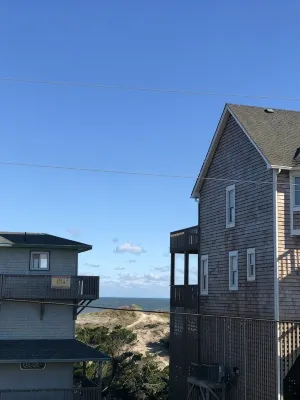 Steps to the Beach Pet friendlyHouse. Pool & hot tub! 3 minute walk to beach! - 3-Star