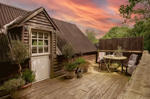 Lofty first floor barn conversion in stunning secluded setting. - Bungalows