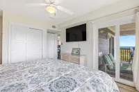 End Unit Oceanfront Condo 2 Min to Beach 1.5 if You Run That View Though!!! - พร้อมWifi