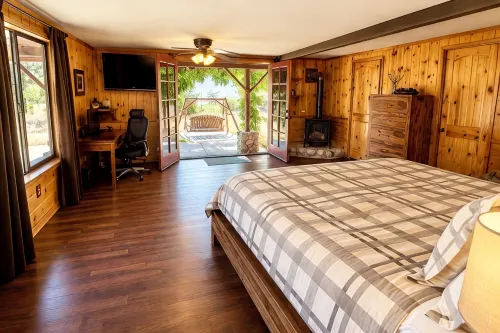 Hilltop Log Cabin on 4.5 Acres. Panoramic Views, Clean and Pet Friendly - Chalets