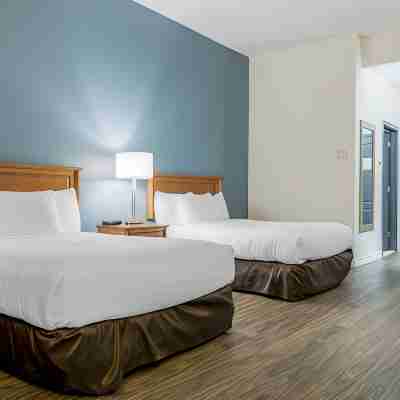 Econo Lodge Inn & Suites Rooms