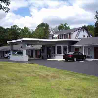 Pocono Night Lodge Hotel Exterior