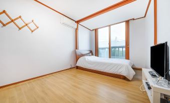 Samcheok Seaside Bed and Breakfast (Yonghwa Beach, Marine Cable Car, Marine Rail Bike)