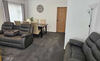 Modern and Cosy Walking Distance to Castle & Town