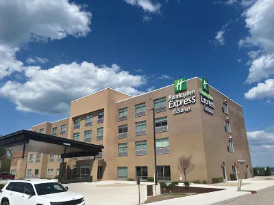 Holiday Inn Express & Suites Oscoda Hotel in zona Kalitta Charters II