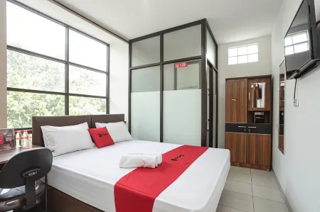 RedDoorz Near Eka Hospital BSD City