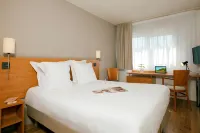 Séjours & Affaires Poitiers Lamartine Hotels near Eglise Notre-Dame-la-Grande