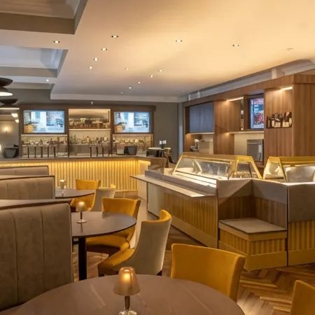 Menlo Park Hotel Отели рядом с достопримечательностью «Испанская арка»