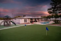 Spacious Desert Retreat: Pickleball, Pool & Spa, Putting Green, & Playground Hotels in Casas Adobes