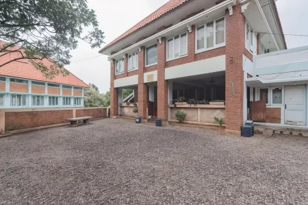 Urbanview Hotel Syariah Insani Cisarua Puncak