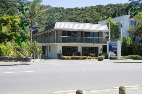 Bay Sands Seafront Studios Hotels in Haruru