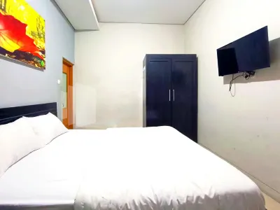 D'Waru Homestay Syariah Near Jl Slamet Riyadi Mitra RedDoorz Hotels in Sondakan