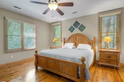 Riverfront 3BR Cabin minutes to Table Rock. Fire pit, hot tub, and game room.